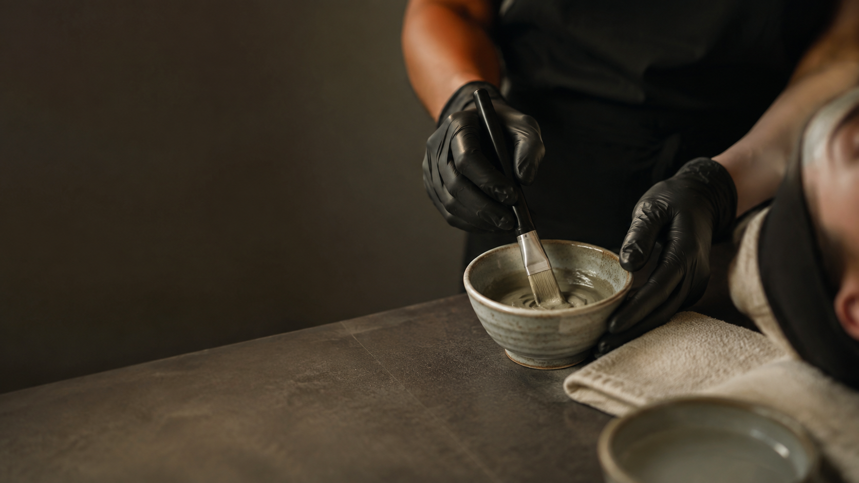 Preparación de un tratamiento cosmético en un recipiente de cerámica